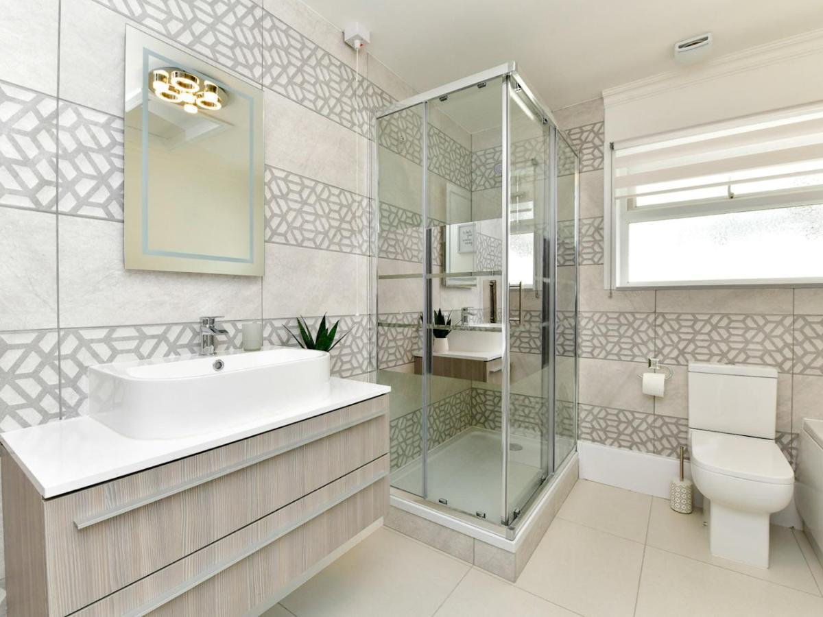 Pass The Keys Newly Refurbished Modern Bungalow - Pets Welcome Βίλα Σουόνσι Εξωτερικό φωτογραφία